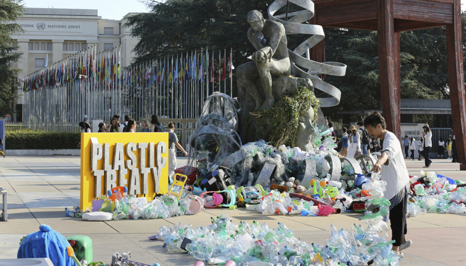 Plastsøppel dekker en skulptur laget av den canadiske kunstneren Benjamin Von Wong utenfor forhandlingslokalene i Genève.