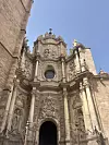 Inngang til Valencia-katedralen, Valencia
Rikt utsmykket barokkfasade ved inngangen til Valencia-katedralen på Plaza de la Reina, med skulpturer og detaljerte steinornamenter.