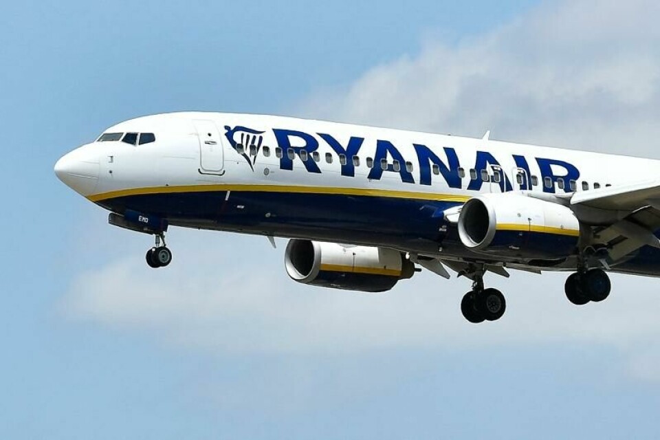 Ryanair går til søkmål mot en passasjer etter en hendelse om bord i fjor. Flyselskapet krever 176.000 kroner i erstatning.