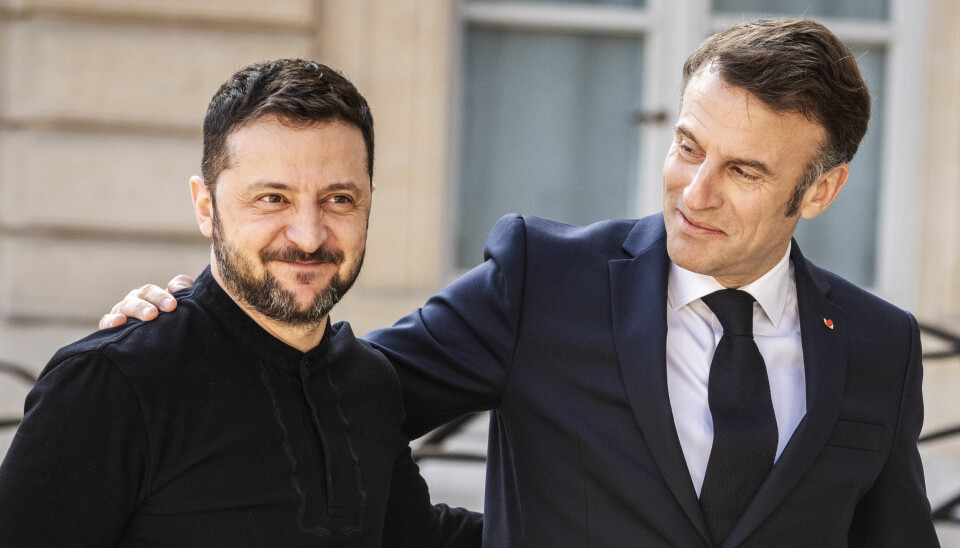Frankrikes president Emmanuel Macron (t.h.) er en av de europeiske lederne som blir med Volodymyr Zelenskyj til Det hvite hus mandag.