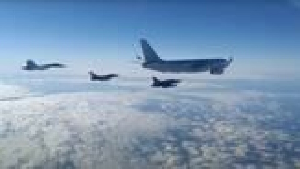 Et stillbilde, tatt fra video og utgitt av det russiske forsvarsdepartementet, viser to franske krigsfly, Mirage 2000 og Rafale, og et tankfly, sporet av et russisk Su-27 jagerfly i internasjonalt luftrom over Svartehavet, 9. desember 2021. Et stillbilde, tatt fra video og utgitt av det russiske forsvarsdepartementet, viser to franske krigsfly, Mirage 2000 og Rafale, og et tankfly, sporet av et russisk Su-27 jagerfly i internasjonalt luftrom over Svartehavet, 9. desember 2021. Foto: NTB