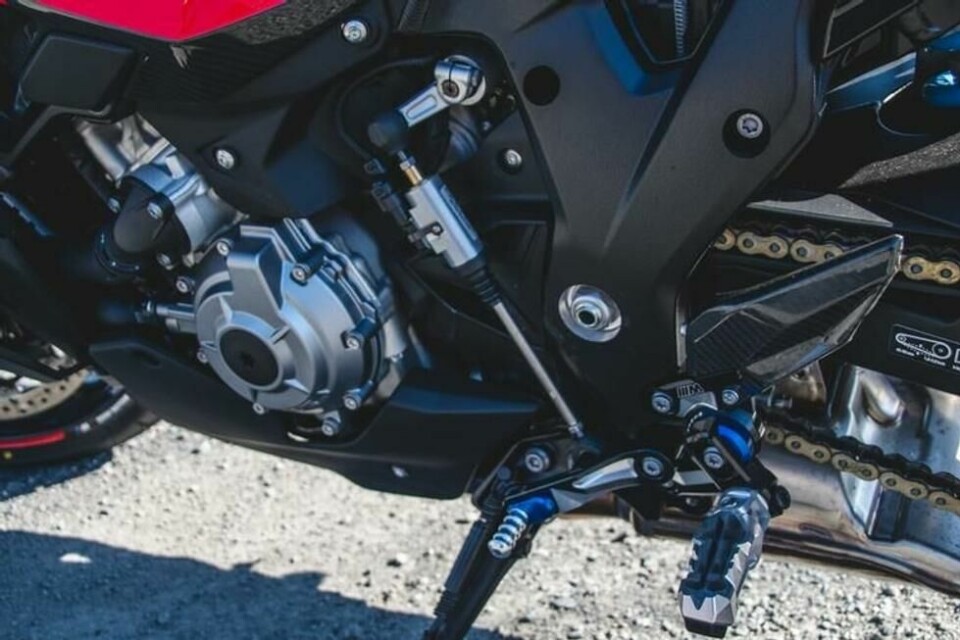 Quickshifter kan for de uinnvidde sammenlignes med Porsches lynraske dobbelclutch, som gir sømløs akselerasjon. Quickshifter kan for de uinnvidde sammenlignes med Porsches lynraske dobbelclutch, som gir sømløs akselerasjon. Foto: Andreas Scheel / Finansavisen