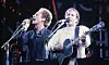 Simon and Garfunkel er en av tidenes fremste viseduoer, med Simons melodier og lyriske tekster, Garfunkels lyse, engleaktige stemme og deres iørefallende harmonisang. Her fra en gjenforeningskonsert i London i 1982. Foto: AP