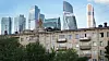 Skuskrapere fra Moskvas internasjonale business center kan ses bak en eldre bygning fra 60-tallet. Foto: Alexander Nemenov / AFP