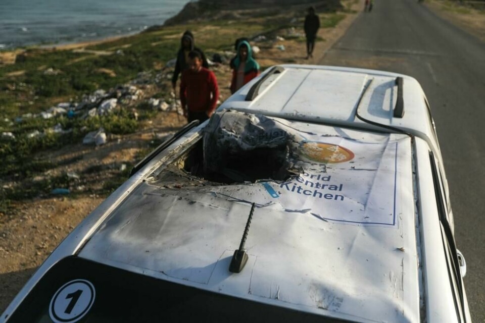 Mandag denne uka ble sju hjelpearbeiderne drept i et angrep mot bilene de satt i. Angrepet skjedde kort tid etter at de hadde tilsyn med å frakte ut 100 tonn mat til sultrammede palestinere. Ifølge Israel ble ofrene drept i tre ulike luftangrep utført fra en drone. Mandag denne uka ble sju hjelpearbeiderne drept i et angrep mot bilene de satt i. Angrepet skjedde kort tid etter at de hadde tilsyn med å frakte ut 100 tonn mat til sultrammede palestinere. Ifølge Israel ble ofrene drept i tre ulike luftangrep utført fra en drone. Foto: AP /Ismael Abu Dayyah / NTB
