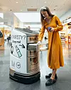 Roboten Jeeves har snacks og brus i magen. Foto: München Airport