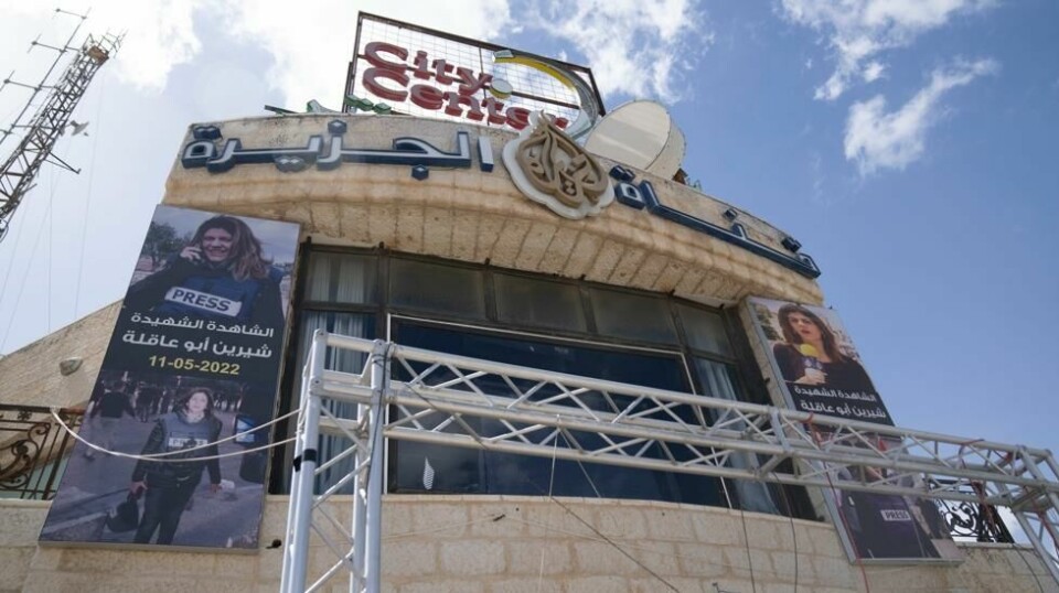 TV-kanalen Al Jazeeras kontor i Ramallah på Vestbredden. Kontoret ble stengt i mai av israelske myndigheter, som nå anklager seks av dens journalister for å være med i væpnede palestinske grupper. Foto: Nasser Nasser / AP / NTB
