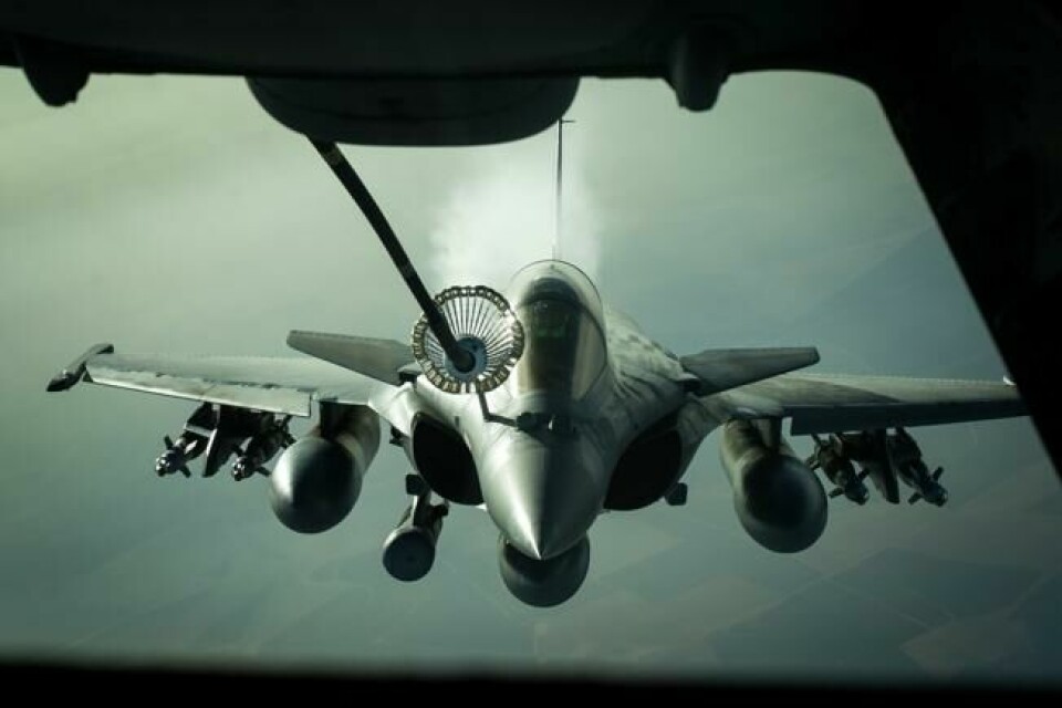 En fransk Dassault Rafale jetjager får drivstoff av et amerikanske KC-10 tankfly i luftrommet nær Irak. En amerikanskledet koalisjon har gitt luftstøtte til den irakiske offensiven mot IS i Mosul. En fransk Dassault Rafale jetjager får drivstoff av et amerikanske KC-10 tankfly i luftrommet nær Irak. En amerikanskledet koalisjon har gitt luftstøtte til den irakiske offensiven mot IS i Mosul. Foto: Handout / Reuters