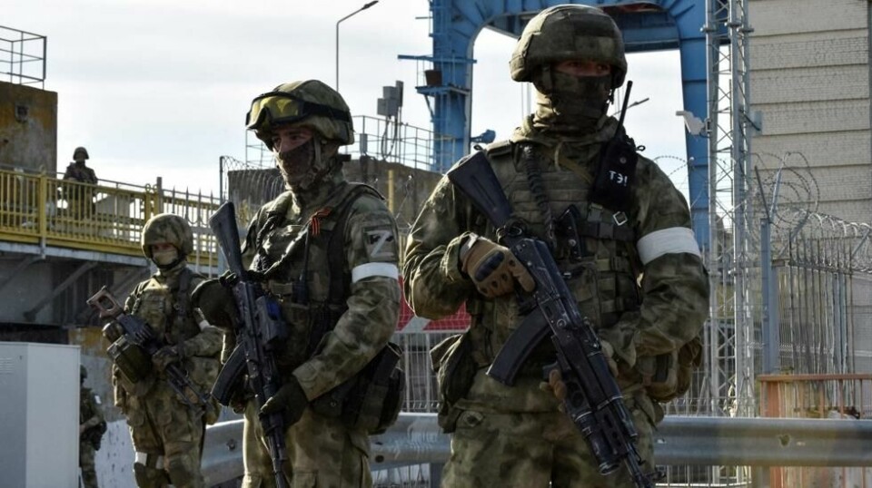 Russiske soldater patruljerer ved vannkraftverket Kakhovka i Kherson, i Ukraina i 2022.