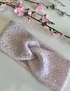Håndstrikket pannebånd i dus rosa mohair, med dekorativ vri i front. Del av Four Seasons-serien fra Abbaknit Design, perfekt til vår- og høstsesongen