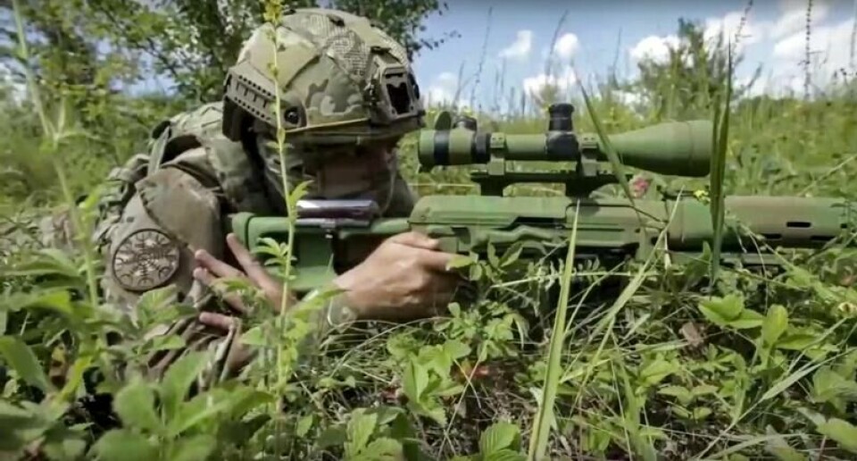 Ifølge det russiske forsvarsdepartmentet skal dette bildet vise en russisk spesialsoldat med en skarpskytterrifle på et ukjent sted i Ukraina juli 2022. Ifølge det russiske forsvarsdepartmentet skal dette bildet vise en russisk spesialsoldat med en skarpskytterrifle på et ukjent sted i Ukraina juli 2022. Foto: Det russiske forsvarsdepartmentet / AP / NTB