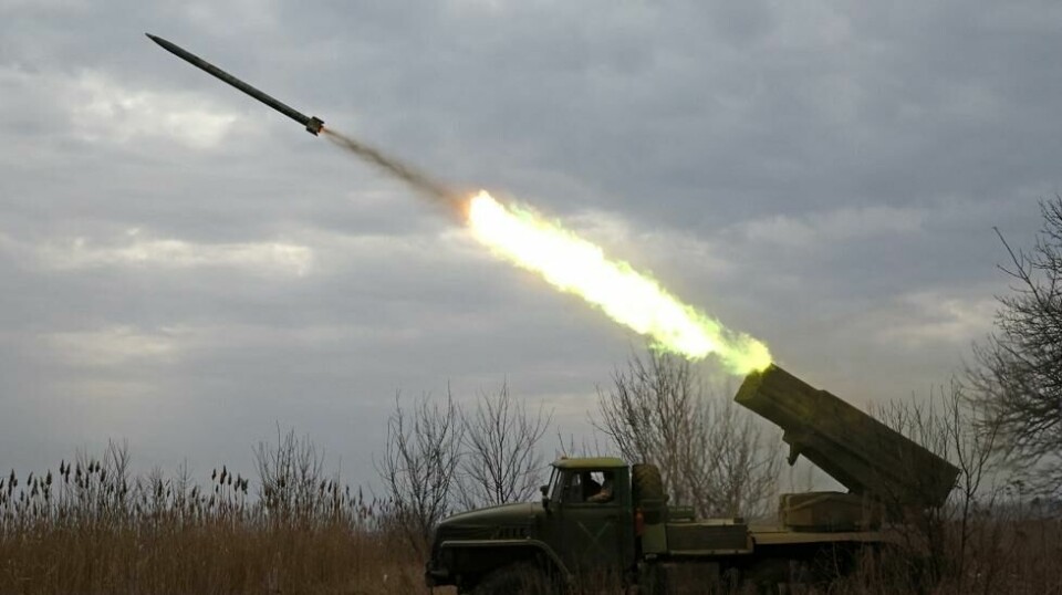 En «Multiple Launch Rocket System» (MLRS), et slags flerrørs-rakettsystem, blir avfyrt av ukrainske styrker nær frontlinjen i Donetsk-regionen.Ukrainske styrker har tidligere brukt MLRS fra Nord-Korea mot russiske stillinger.