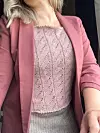 Feminin strikket topp i støvrosa med dekorativt hullmønster – perfekt kombinert med en dus rosa blazer for en sofistikert og stilfull look. Ideell for både jobb og sosiale anledninger.