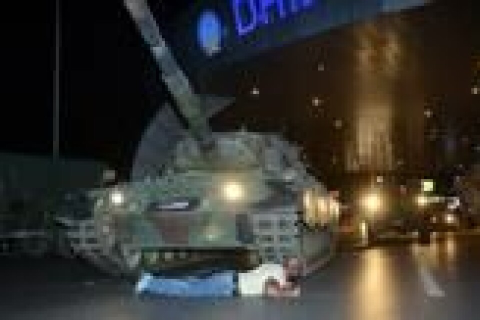 En mann legger seg ned foran en stridsvogn i protest under kuppforsøket 16. juli 2016. Bildet er tatt ved inngangen til Ataturk-flyplassen i Istanbul. Scanpix/AP. En mann legger seg ned foran en stridsvogn i protest under kuppforsøket 16. juli 2016. Bildet er tatt ved inngangen til Ataturk-flyplassen i Istanbul. Scanpix/AP.