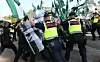 Den nordiske motstandsbevegelsen (NMR) og politiet under demonstrasjonen. Foto: Fredrik Sandberg / Tt / NTB scanpix