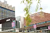 Fasaden til BBC-bygget og Sadler’s Wells Theatre i London. Moderne arkitektur med tydelige logoer på begge byggene. Nøkkelord: BBC London, Sadler’s Wells Theatre.