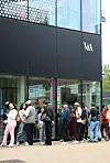 Kø utenfor V&A East i Stratford. En rekke besøkende venter foran museets inngangsparti. Nøkkelord: V&A East, Victoria and Albert Museum London.