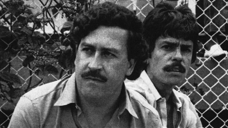 Kartell-boss Pablo Escobar ser på en fotballkamp i Medellín i 1983. Scanpix/AP.