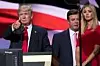 Trumps tidligere valgkampsjef Paul Manafort mellom daværende presidentkandidat Donald Trump og datteren Ivanka Trump under valgkampen i juli 2016. Manafort har vært i søkelyset under spesialetterforsker Robert Muellers gransking av eventuelle bånd mellom russiske interesser og Trump-valgkampen. Scanpix/AP.