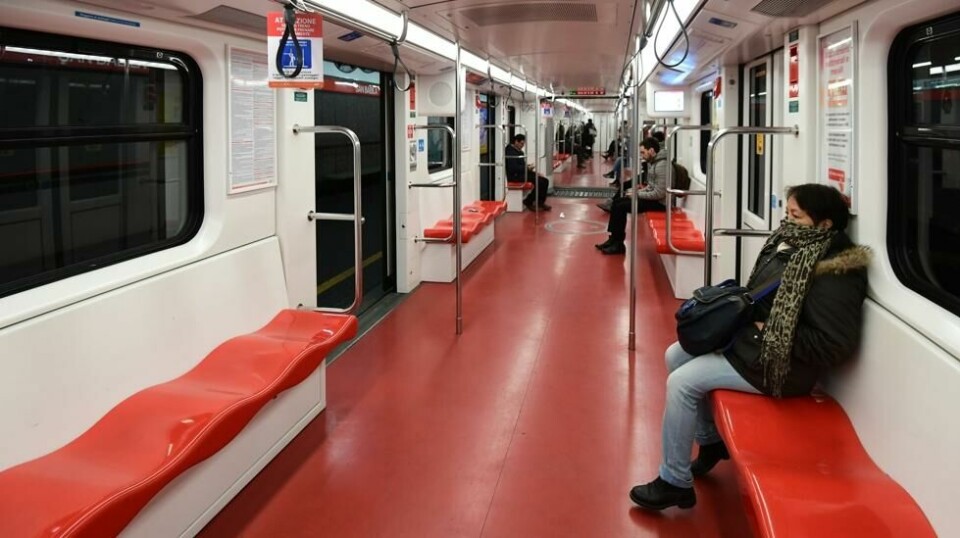 Nesten tom vogn på metroen i Milano. Bildet er tatt tirsdag 10. mars.