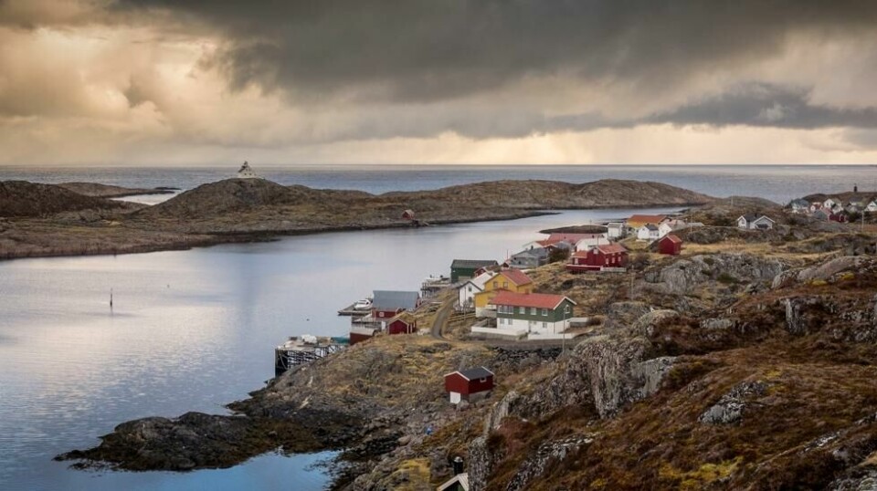Mot kvelden mørkner det til over Myken, og i løpet av natten er vinteren tilbake. Fire årstider i løpet av en dag er ikke uvanlig her ute. Foto: Bjørn Moholdt