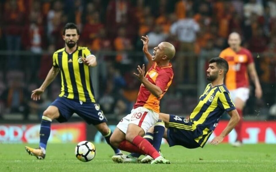 Galatasarays Sofiane Feghouli (i midten) i aksjon mot Fenerbahces Luis Neto (t.h.) og Hasan Ali Kaldirim (t.v.) under kampen i den tyrkiske superligaen søndag 22. oktober. Scanpix/EPA. Galatasarays Sofiane Feghouli (i midten) i aksjon mot Fenerbahces Luis Neto (t.h.) og Hasan Ali Kaldirim (t.v.) under kampen i den tyrkiske superligaen søndag 22. oktober. Scanpix/EPA.