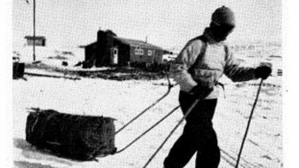 Bildet viser geolog Johannes Troelsen i samme område som fossilet ble funnet.