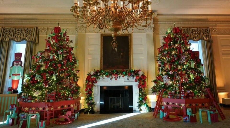 Dekorasjoner pryder State Dining Room under en forhåndsvisning av høytidsdekorasjonene i Det hvite hus i Washington, USA, 27. november 2023.