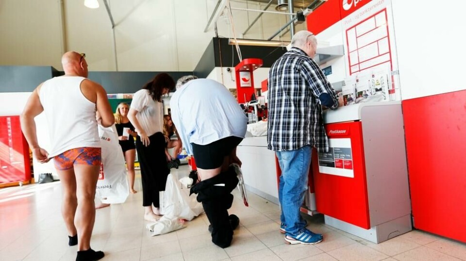 KLESINNSAMLING: I 2014 markerte Fretex at deres innsamlingsposer for brukt tøy ble å finne på alle postkontorene i landet. I dette jippoet 24. april kledde statister av seg og leverte klær. Det gir mange gode virkninger.