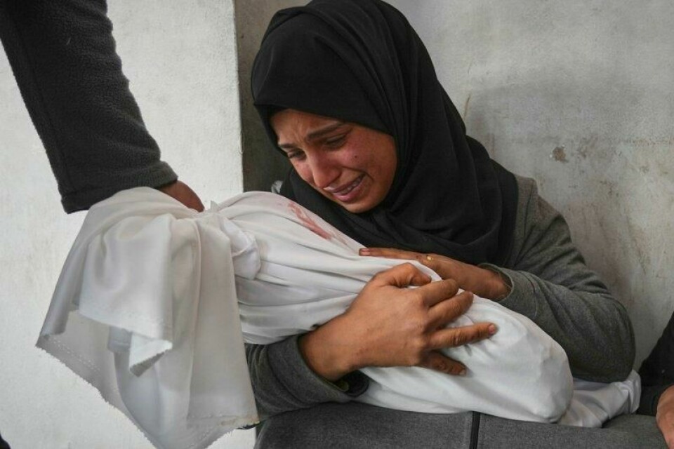 Amani Abu Aker holder sin døde niese, to år gamle Salma, som ble drept i et israelsk angrep mandag.