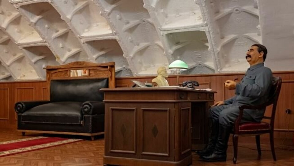 UNDER JORDEN: «Stalin» ved arbeidsbordet i Bunker-42, som visstnok hadde underjordisk forbindelse helt til Kreml. UNDER JORDEN: «Stalin» ved arbeidsbordet i Bunker-42, som visstnok hadde underjordisk forbindelse helt til Kreml. Foto: Bjørn Moholdt