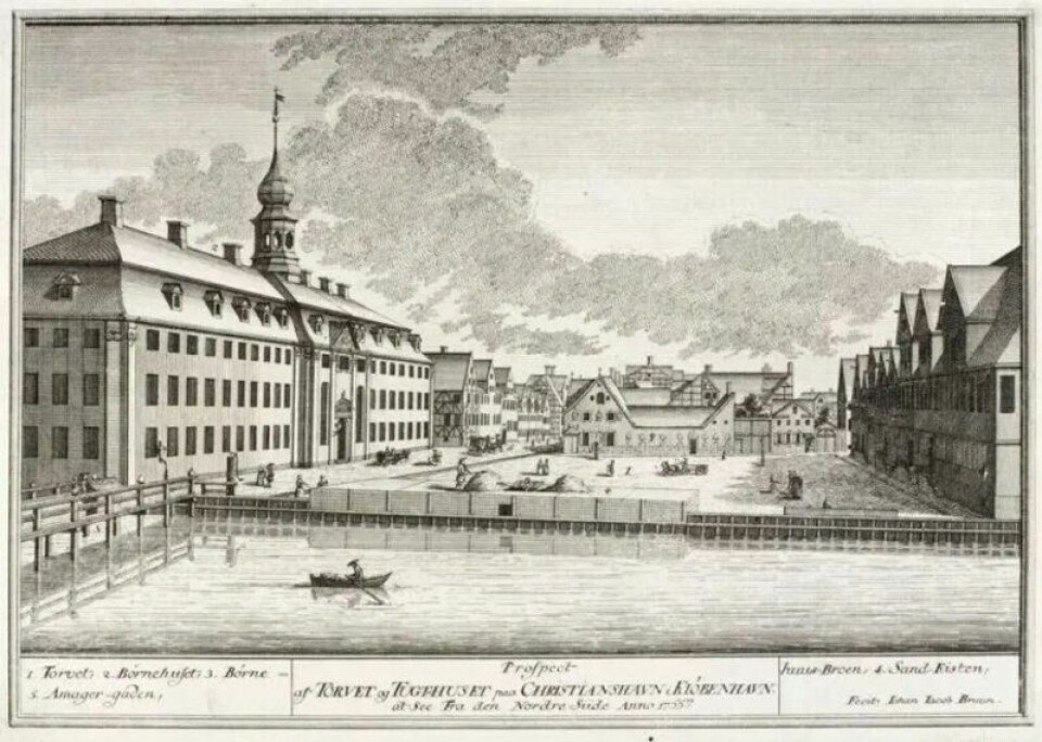 Dette er et kobberstikk – trykk på papir fra en kobberplate – av Børnehuset på Christianshavn (den store bygningen til venstre). Illustrasjonen er fra 1700-tallet, så slik så det ut på den tiden da tjenestejentene fikk valget om å dra til Grønland. Dette er et kobberstikk – trykk på papir fra en kobberplate – av Børnehuset på Christianshavn (den store bygningen til venstre). Illustrasjonen er fra 1700-tallet, så slik så det ut på den tiden da tjenestejentene fikk valget om å dra til Grønland. Foto: Det Kongelige Biblioteks billedsamling