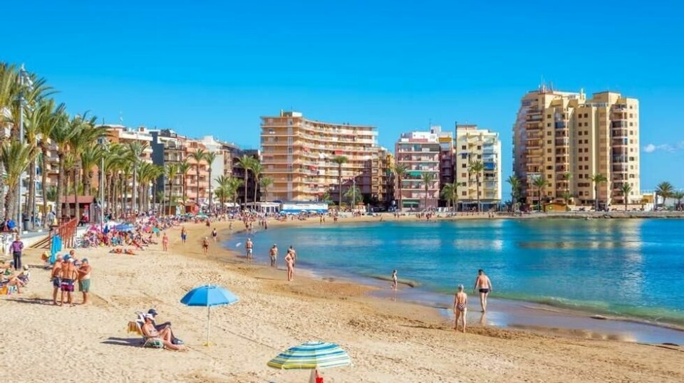 Titusener av norske pensjonister har flyttet til steder som Torrevieja i Spania. Foto: