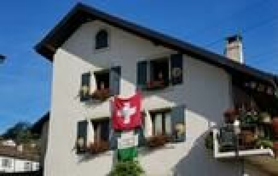 PATRIOTER: Flaggene vaiet i Sveits på nasjonaldagen 1. august. «Frihet og fedreland», står det på dette huset i landsbyen Jongny i Vaud. PATRIOTER: Flaggene vaiet i Sveits på nasjonaldagen 1. august. «Frihet og fedreland», står det på dette huset i landsbyen Jongny i Vaud. Foto: Thomas Vermes / ABC Nyheter