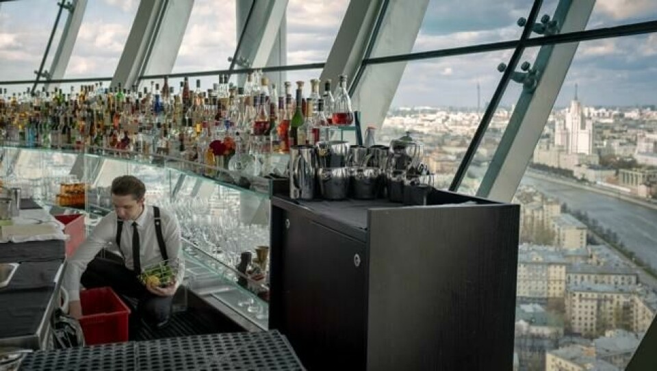 FRA OVEN: Utsikt over byen fra baren i Swissôtel Krasnye Holmy. I bakgrunnen til høyre ved Moskvaelven ligger en av «De syv søstre». FRA OVEN: Utsikt over byen fra baren i Swissôtel Krasnye Holmy. I bakgrunnen til høyre ved Moskvaelven ligger en av «De syv søstre». Foto: Bjørn Moholdt