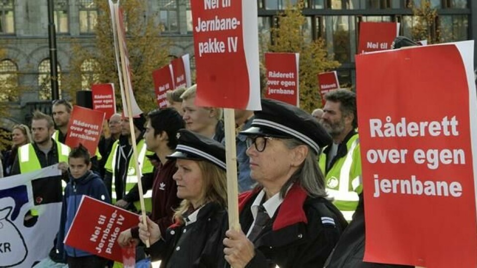 MOT EUs JERNBANEPAKKE: 700 jernbaneansatte, fagforeninger og andre protesterte foran Stortinget 10. oktober mot norsk tilslutning til EUs fjerde jernbanepakke. MOT EUs JERNBANEPAKKE: 700 jernbaneansatte, fagforeninger og andre protesterte foran Stortinget 10. oktober mot norsk tilslutning til EUs fjerde jernbanepakke. Foto: Thomas Vermes / ABC Nyheter