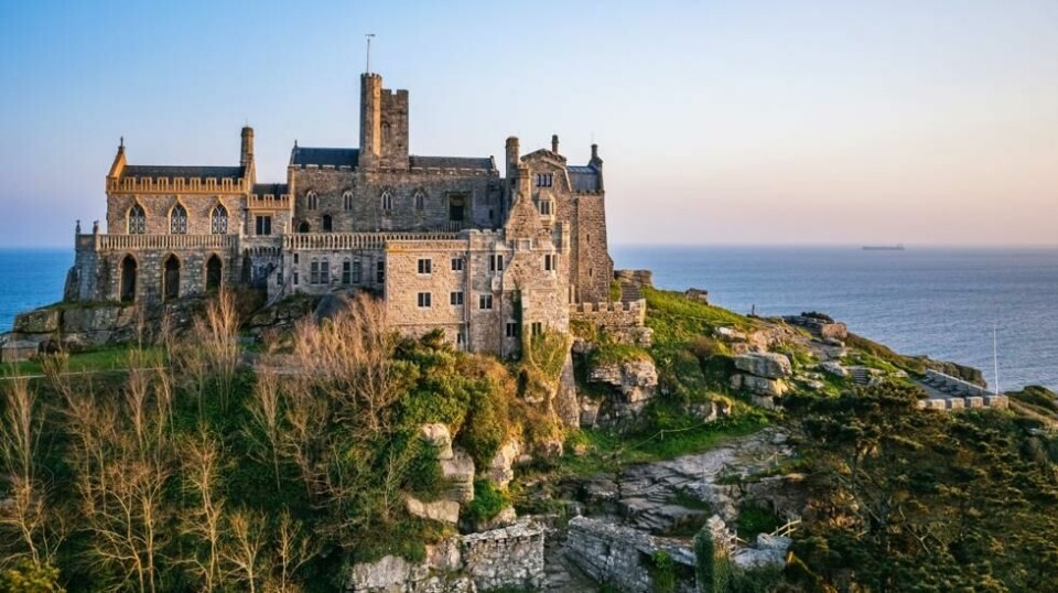 Halloween nærmer seg med stormskritt. Hvis du elsker skrekkfilmer, hva er vel bedre enn å besøke stedene der de ble innspilt? Her er slottet St Michael’s Mount avbildet, kjent fra filmen «Dracula».