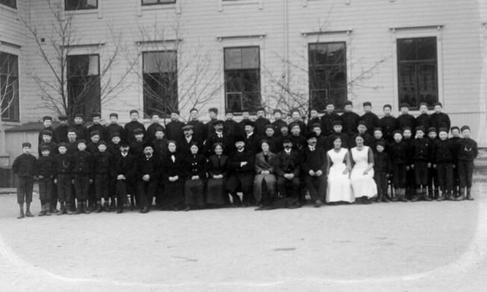 Gruppebilde av skolehjemsgutter og ansatte, oppstilt utenfor skolehjemmets hovedbygning cirka 1915. Foto: Bjerkan Gruppebilde av skolehjemsgutter og ansatte, oppstilt utenfor skolehjemmets hovedbygning cirka 1915. Foto: Bjerkan