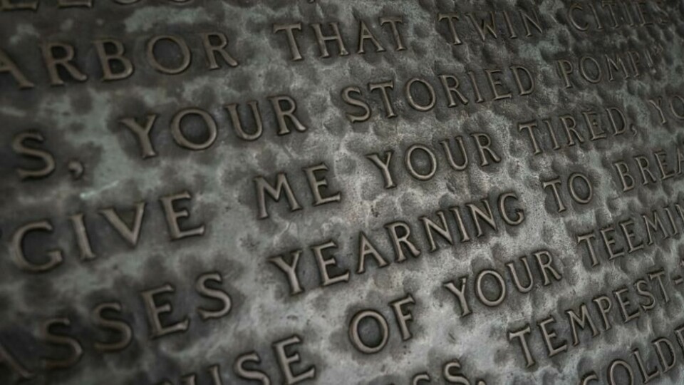 Ordene til poeten Emma Lazarus står ved statuens føtter. Ordene til poeten Emma Lazarus står ved statuens føtter. Foto: Drew Angerer / Getty Images/AFP/NTB