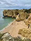 En av Algarves mange strender i bunnen av noen klipper.