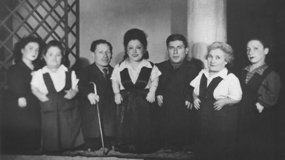 Fra venstre til høyre: Perla, Rozika, Abraham, Frieda, Micki, Francesca og Elizabeth Ovici. Bilde er tatt en gang mellom 1950 og 1954. Foto: United States Holocaust Memorial Museum. Fra venstre til høyre: Perla, Rozika, Abraham, Frieda, Micki, Francesca og Elizabeth Ovici. Bilde er tatt en gang mellom 1950 og 1954. Foto: United States Holocaust Memorial Museum.