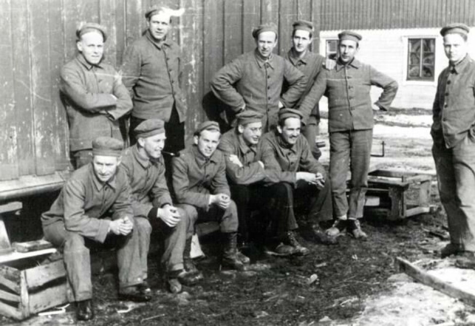 Norske fanger på Falstad Nedre i 1942. Stående fra venstre: Kaare Dahl, Fredrik von der Lippe, Sverre J. Herstad, Ole Skirstad, Ketil Martens og John Arnstad. Sittende fra venstre: Ola Lefstad, Øyvin Stene, Per Jan Kiønig, Arne Tømmeraas og Viggo B. Heirung. Foto: Falstadsenteret Norske fanger på Falstad Nedre i 1942. Stående fra venstre: Kaare Dahl, Fredrik von der Lippe, Sverre J. Herstad, Ole Skirstad, Ketil Martens og John Arnstad. Sittende fra venstre: Ola Lefstad, Øyvin Stene, Per Jan Kiønig, Arne Tømmeraas og Viggo B. Heirung. Foto: Falstadsenteret