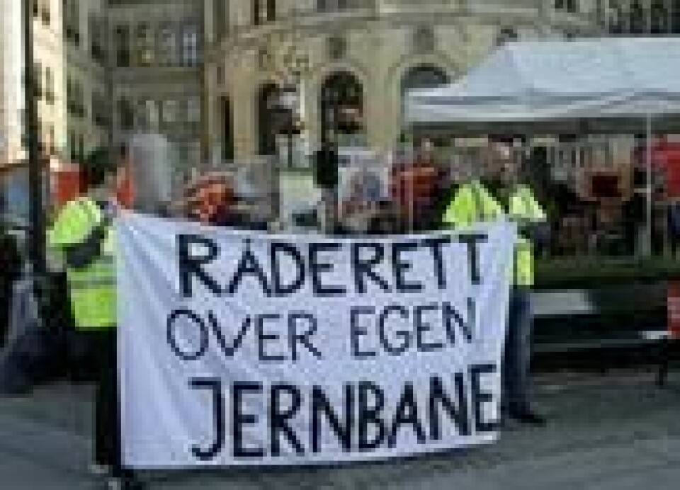 SUVERENITET: Demonstrantene utenfor Stortinget 10. oktober krever at regjeringen beholder norsk suverenitet over norsk jernbane. SUVERENITET: Demonstrantene utenfor Stortinget 10. oktober krever at regjeringen beholder norsk suverenitet over norsk jernbane. Foto: Thomas Vermes / ABC Nyheter