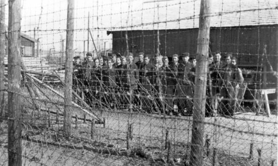 Sovjetiske krigsfanger foran saga på Falstad ca. 8. mai 1945, trolig etter at de norske fangene har forlatt leiren. Foto: Falstadsenteret Sovjetiske krigsfanger foran saga på Falstad ca. 8. mai 1945, trolig etter at de norske fangene har forlatt leiren. Foto: Falstadsenteret