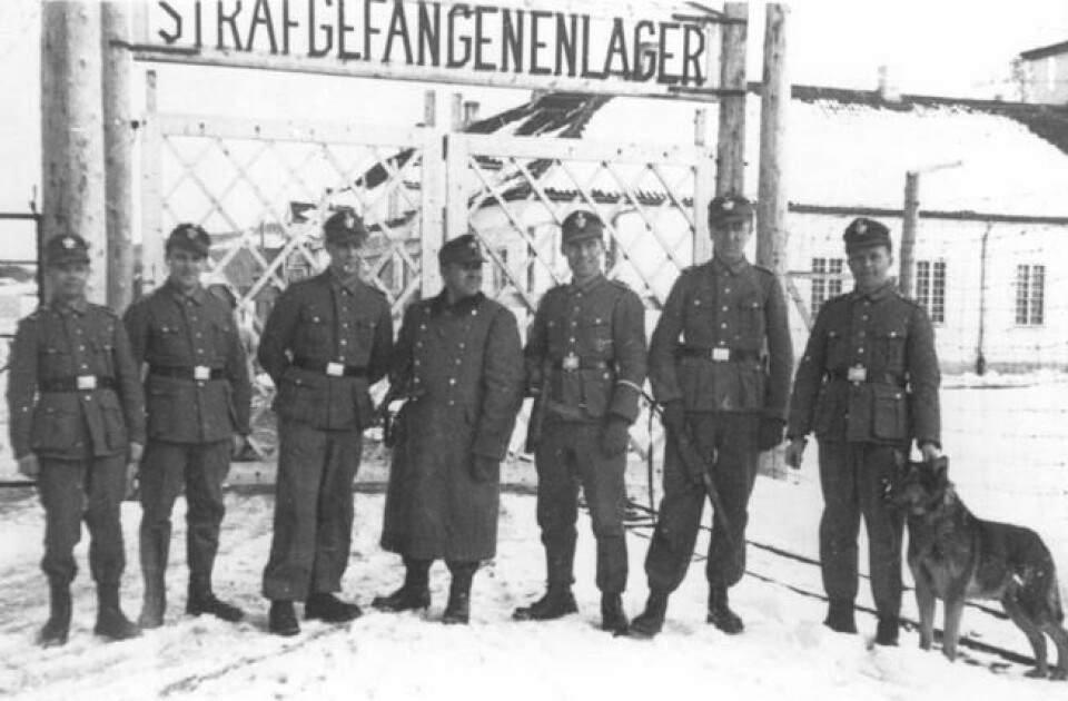 Tysk personell foran hovedporten på SS-Strafgefangenenlager Falstad. Vaktene bærer uniformer for Reichskriminalpolizei (KriPo), som i Det tredje riket var underlagt SS. Foto: Falstadsenteret Tysk personell foran hovedporten på SS-Strafgefangenenlager Falstad. Vaktene bærer uniformer for Reichskriminalpolizei (KriPo), som i Det tredje riket var underlagt SS. Foto: Falstadsenteret