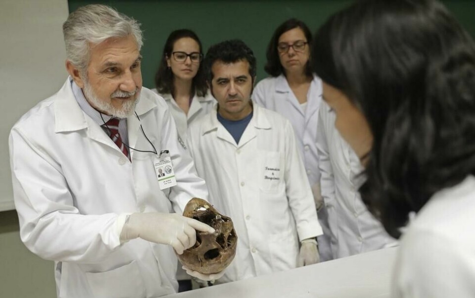 Hodeskallen til Josef Mengele brukes i dag i undervisningen ved Universitetet i Sao Paolo. – Knoklene hans hjelper oss med undervisningen i hvordan man identifiserer en person ved å undersøke de jordiske restene og matche dem med informasjon om vedkommende, forklarer doktor Daniel Munoz (bildet). Foto: AP Photo/Andre Penner. Hodeskallen til Josef Mengele brukes i dag i undervisningen ved Universitetet i Sao Paolo. – Knoklene hans hjelper oss med undervisningen i hvordan man identifiserer en person ved å undersøke de jordiske restene og matche dem med informasjon om vedkommende, forklarer doktor Daniel Munoz (bildet). Foto: AP Photo/Andre Penner.
