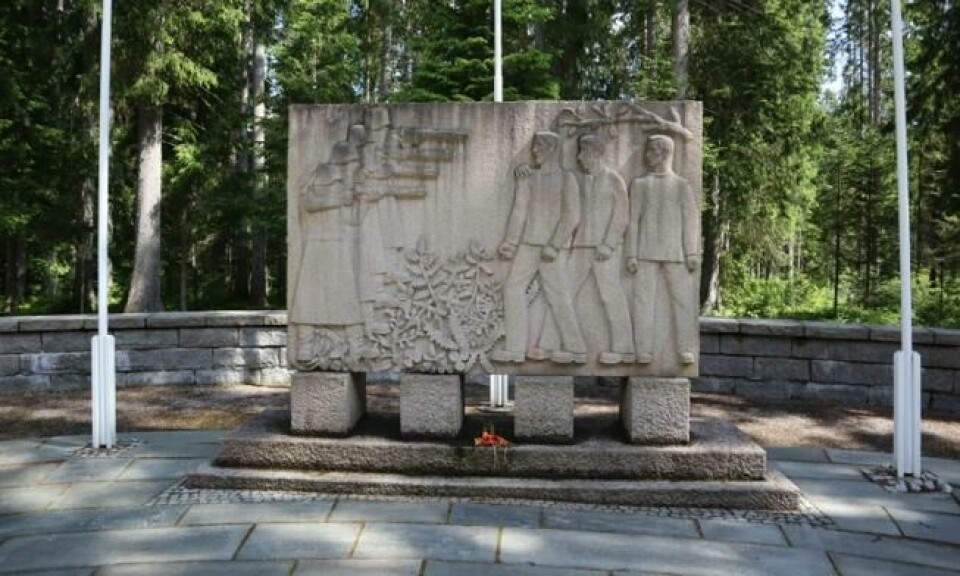 Relieffet «Arkebusering» er utført av Odd Hilt (1916–1986) og viser en tysk eksekusjonspelotong som henretter tre norske patrioter. Foto: Roger Grosvold Relieffet «Arkebusering» er utført av Odd Hilt (1916–1986) og viser en tysk eksekusjonspelotong som henretter tre norske patrioter. Foto: Roger Grosvold