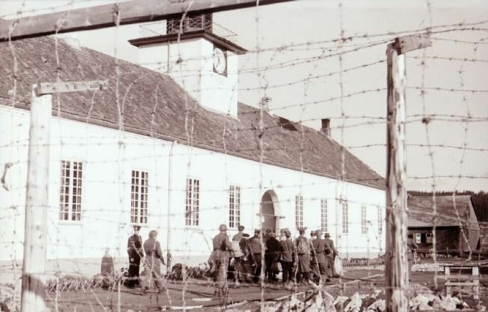 Etter frigjøringen ble Falstadbygningen brukt som tvangsarbeidsleir og fengsel under landssvikoppgjøret under navnet Innherad tvangsarbeidsleir. Her ser vi landssvikfanger som ankommer Falstad 12. mai 1945. Foto: Oskar A. Johansen Etter frigjøringen ble Falstadbygningen brukt som tvangsarbeidsleir og fengsel under landssvikoppgjøret under navnet Innherad tvangsarbeidsleir. Her ser vi landssvikfanger som ankommer Falstad 12. mai 1945. Foto: Oskar A. Johansen