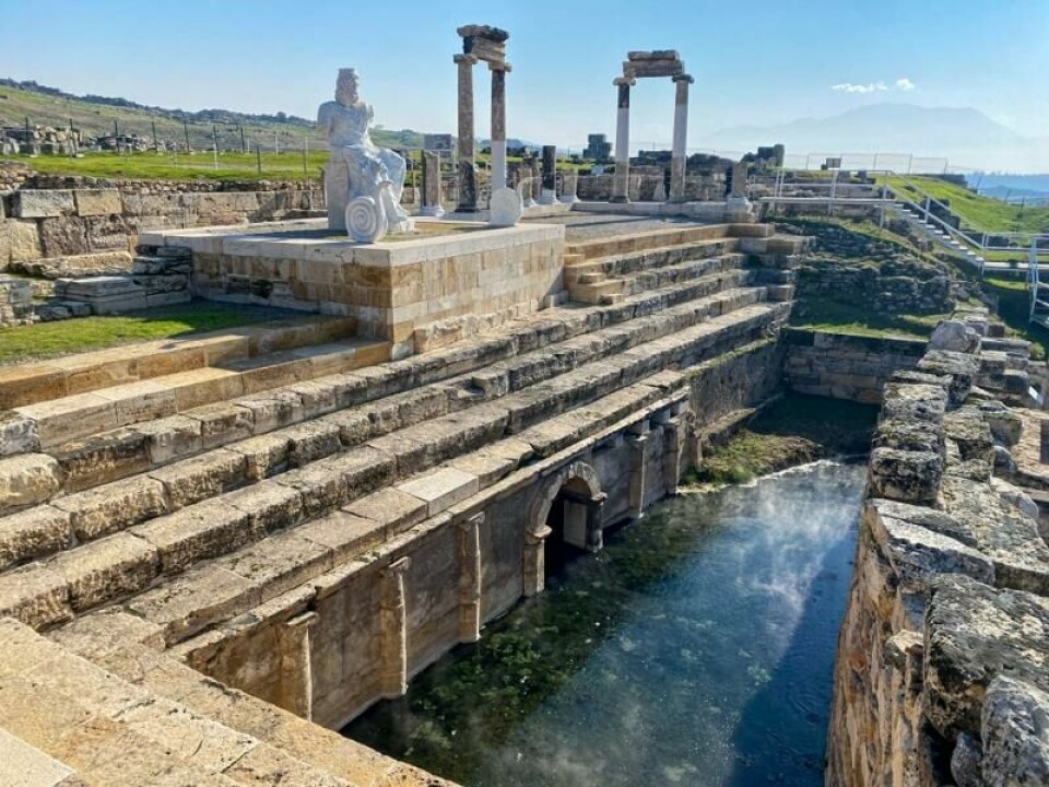 Den antikke byen Hierapolis i Tyrkia er full av historie, og er på UNESCOs verdensarvliste. Her ligger ruinene av Plutonium, hulen som ble brukt til dyreofringer. Den antikke byen Hierapolis i Tyrkia er full av historie, og er på UNESCOs verdensarvliste. Her ligger ruinene av Plutonium, hulen som ble brukt til dyreofringer. Foto: Alessandro Pintus / Shutterstock / NTB