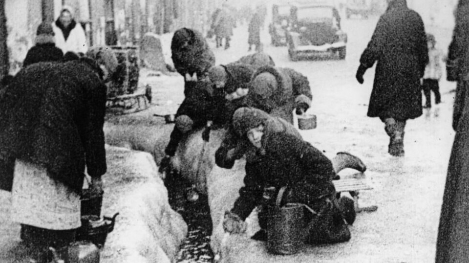 Vinteren 1941-42 var blant de kaldeste i manns minne. Her forsøker innbyggere å få med seg noe ferskvann fra en brukket hovedledning i byen vinteren 1942.